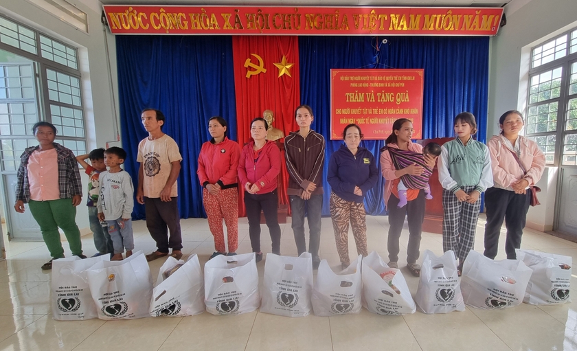 Những phần quà ý nghĩa giúp gia đình NKT, trẻ em khó khăn vươn lên trong cuộc sống. Ảnh: H.P