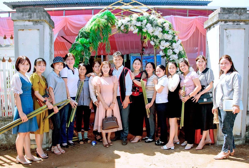 Sau khi tan tiệc, người Jrai thường trao cho khách những món quà nhỏ mang về. Ảnh: R&amp;apos;Ô HOK