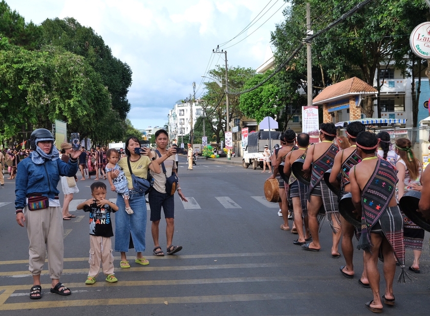 Nâng cao chất lượng và sức cạnh tranh của sản phẩm, dịch vụ du lịch để thu hút khách đến lưu trú dài hơn, chi tiêu nhiều hơn. Ảnh: Minh Châu Nâng cao chất lượng và sức cạnh tranh của sản phẩm, dịch vụ du lịch để thu hút khách đến lưu trú dài hơn, chi tiêu nhiều hơn. Ảnh: Minh Châu