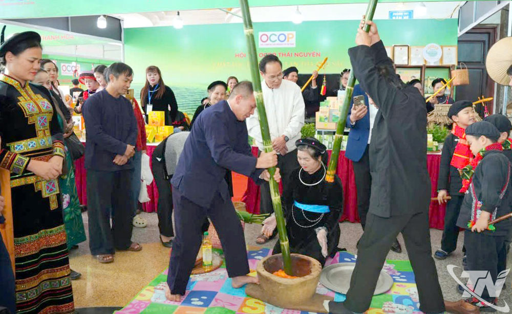 Thái Nguyên: Bánh giầy mùa lúa mới