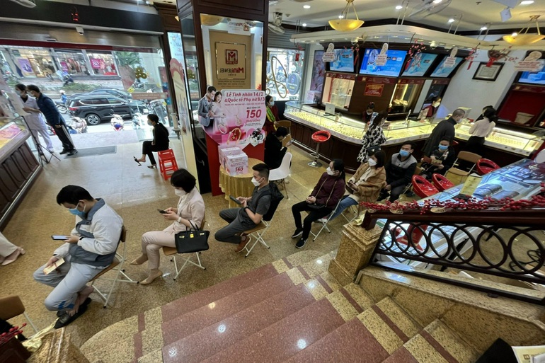 Người dân Hà Nội đổ xô đi bán chốt lời khi giá vàng lên cao chưa từng có - 2