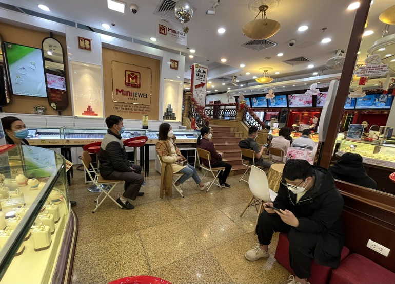 Người dân Hà Nội đổ xô đi bán chốt lời khi giá vàng lên cao chưa từng có - 4