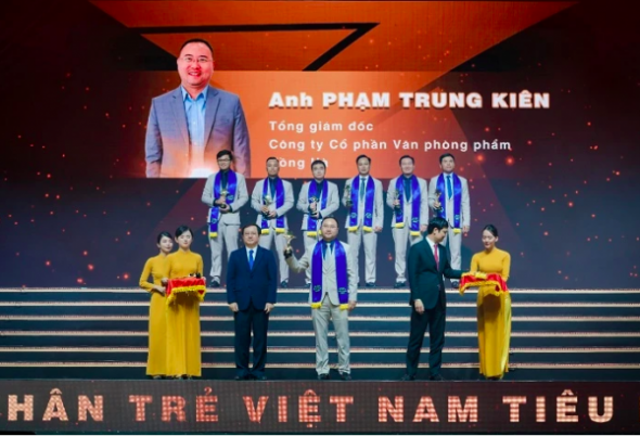 Ông Phạm Trung Kiên - TGĐ Văn phòng phẩm Hồng Hà vinh dự là Doanh nhân trẻ tiêu biểu tại Giải thưởng Sao Đỏ