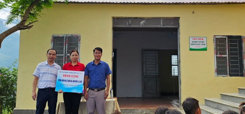 Lai Châu: Tạp chí Sức khoẻ Việt đồng hành cùng đoàn thiện nguyện trao phòng học mới cho Trường MN xã Nậm Ban Lai Châu: Tạp chí Sức khoẻ Việt đồng hành cùng đoàn thiện nguyện trao phòng học mới cho Trường MN xã Nậm Ban
