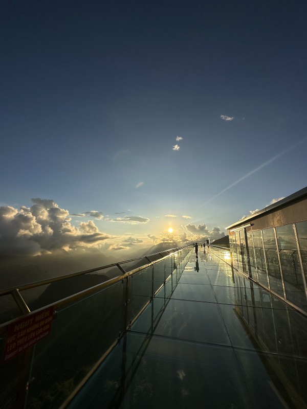 Cầu kính Rồng Mây: Ngỡ ngàng trước bức tranh non nước hữu tình Cầu kính Rồng Mây: Ngỡ ngàng trước bức tranh non nước hữu tình