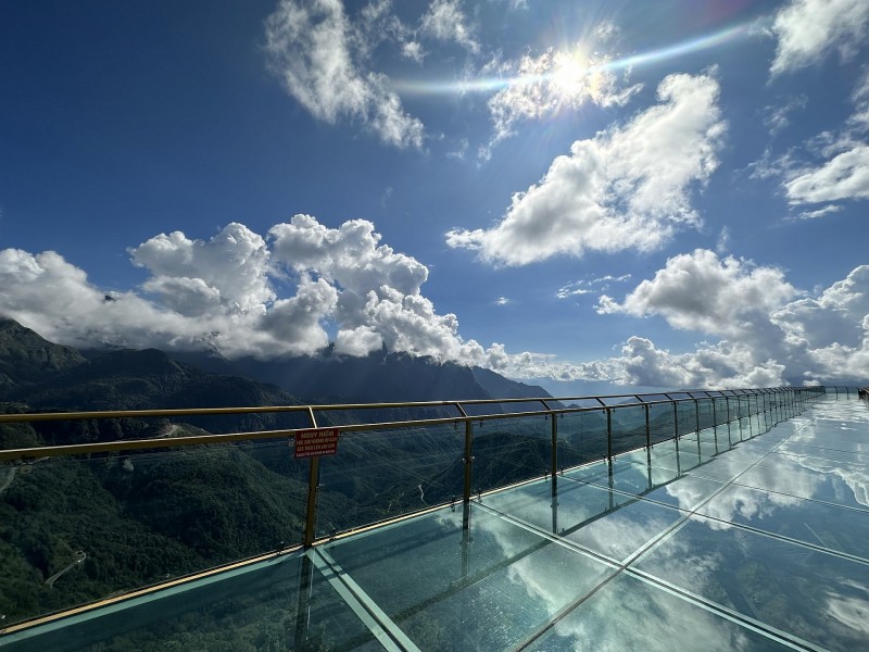 Cầu kính Rồng Mây: Ngỡ ngàng trước bức tranh non nước hữu tình Cầu kính Rồng Mây: Ngỡ ngàng trước bức tranh non nước hữu tình