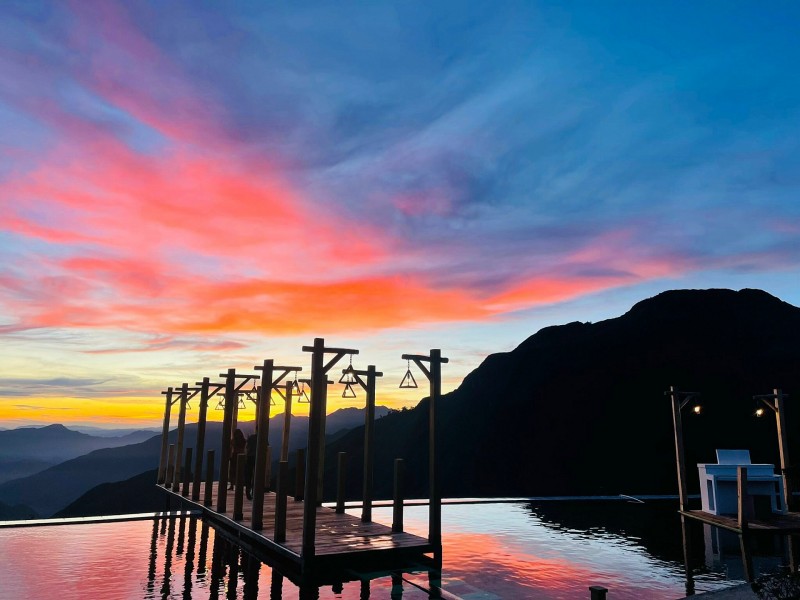 Cầu kính Rồng Mây: Ngỡ ngàng trước bức tranh non nước hữu tình Cầu kính Rồng Mây: Ngỡ ngàng trước bức tranh non nước hữu tình