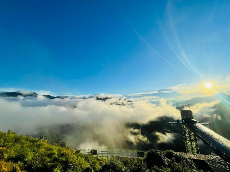 Cầu kính Rồng Mây: Ngỡ ngàng trước bức tranh non nước hữu tình Cầu kính Rồng Mây: Ngỡ ngàng trước bức tranh non nước hữu tình