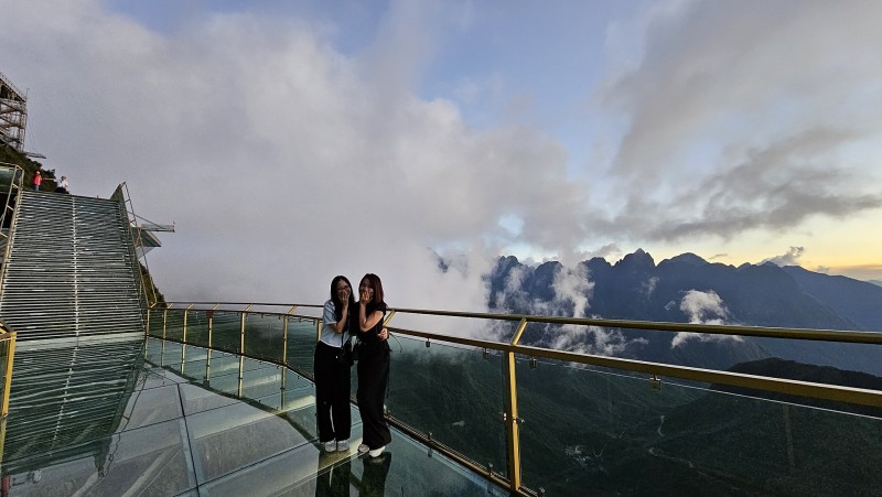 Khu du lịch Cầu kính Rồng Mây - “Kỳ quan - Tiên cảnh - Đất trời” Khu du lịch Cầu kính Rồng Mây - “Kỳ quan - Tiên cảnh - Đất trời”