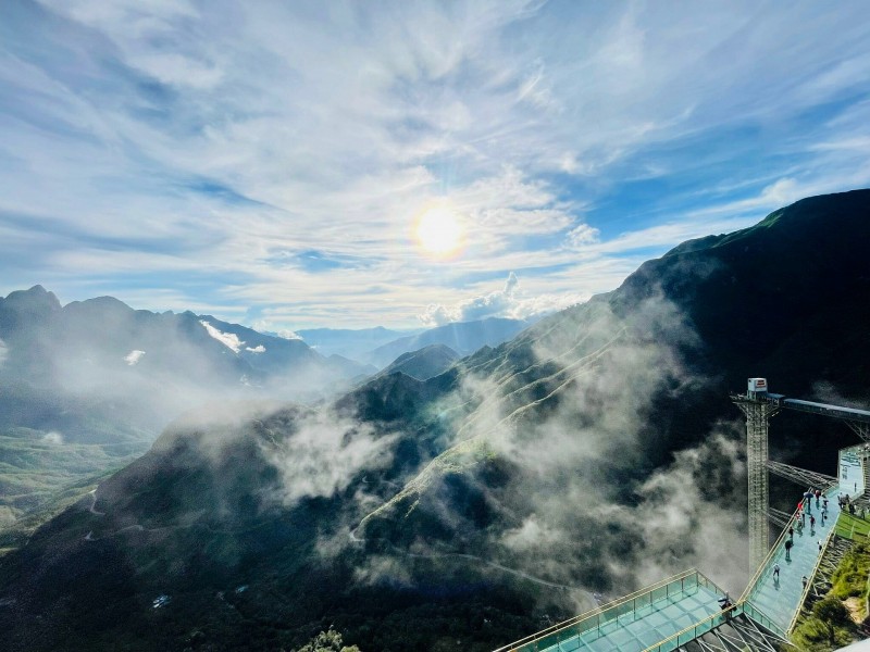 Cầu kính Rồng Mây: Ngỡ ngàng trước bức tranh non nước hữu tình Cầu kính Rồng Mây: Ngỡ ngàng trước bức tranh non nước hữu tình