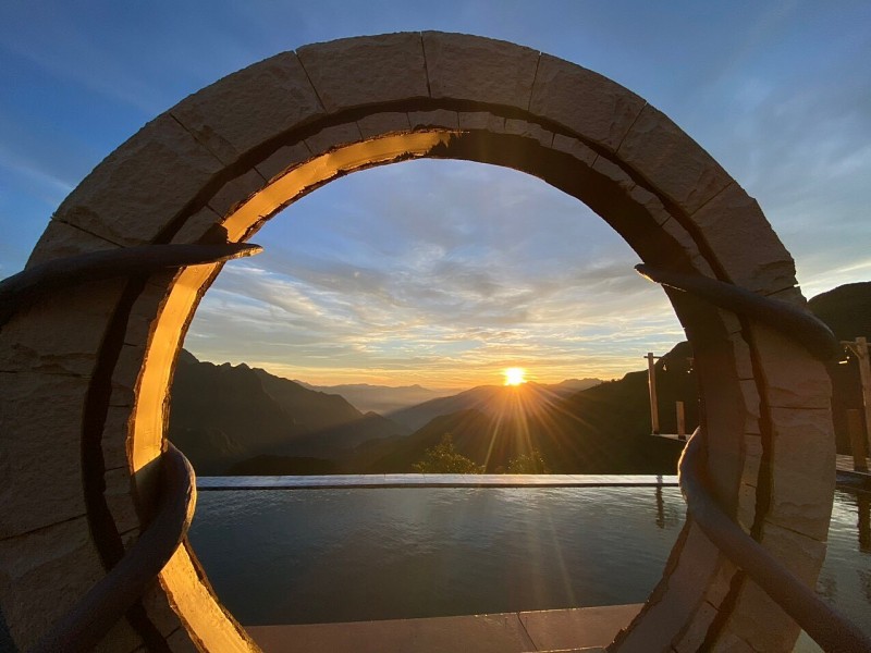 Cầu kính Rồng Mây: Ngỡ ngàng trước bức tranh non nước hữu tình Cầu kính Rồng Mây: Ngỡ ngàng trước bức tranh non nước hữu tình