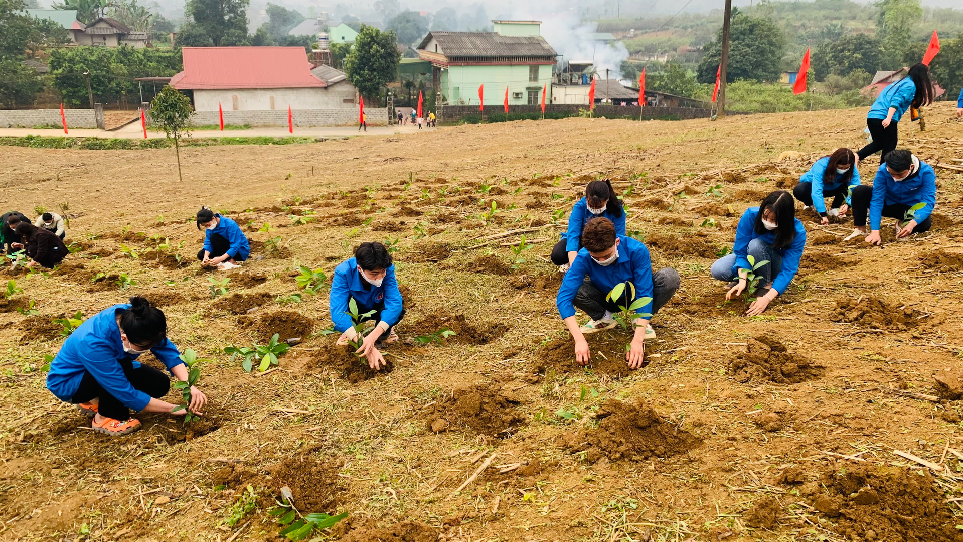 Quảng Ngãi: Nhiều hoạt động bảo vệ môi trường trong chiến dịch tình nguyện hè ở Minh Long