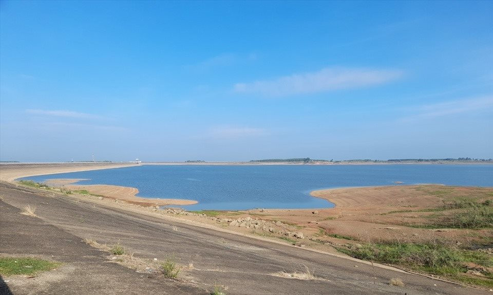 Hồ thủy điện Trị An cạn nước gây khó khăn cho ngư dân nuôi cá bè Hồ thủy điện Trị An cạn nước gây khó khăn cho ngư dân nuôi cá bè