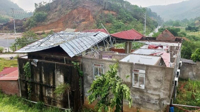 Mưa lớn kèm giông lốc tại nhiều địa phương gây hư hỏng nhà dân, 1 người mất tích Mưa lớn kèm giông lốc tại nhiều địa phương gây hư hỏng nhà dân, 1 người mất tích