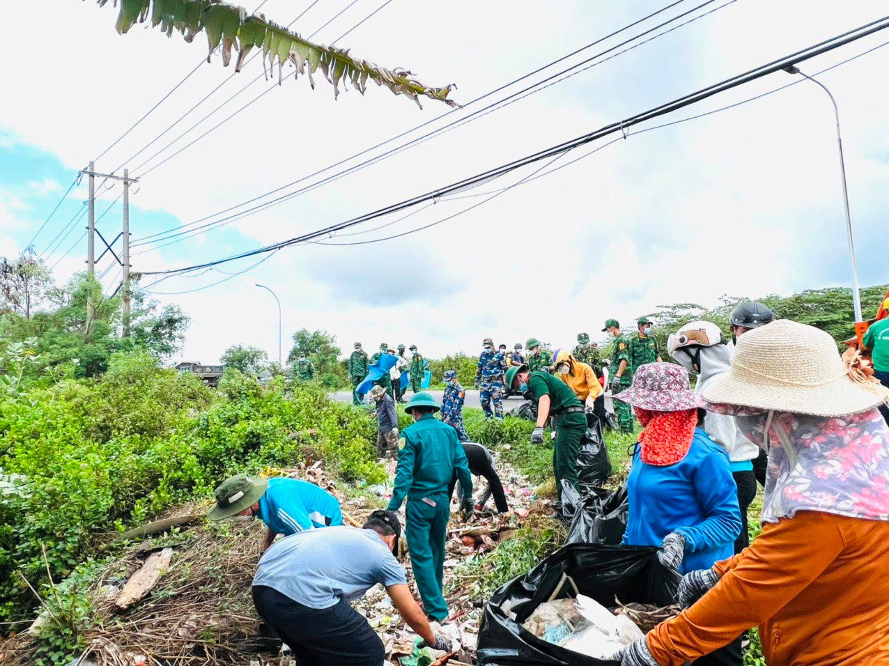Ra quân dọn vệ sinh đường phố hưởng ứng Ngày Môi trường Thế giới năm 2023