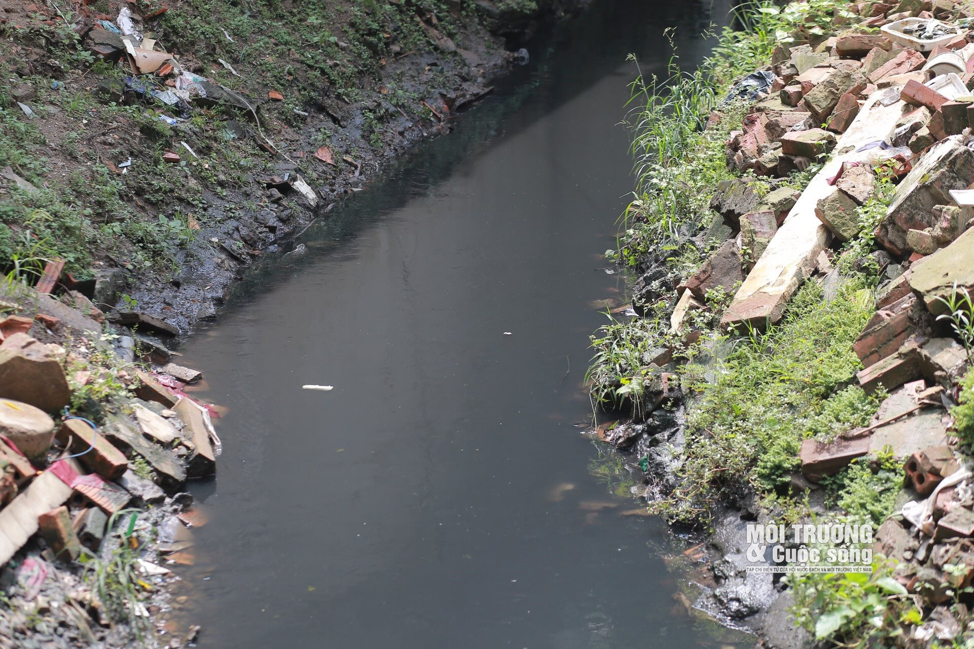 Hà Nội: Hàng loạt mương thoát nước đen kịt, bốc mùi hôi thối