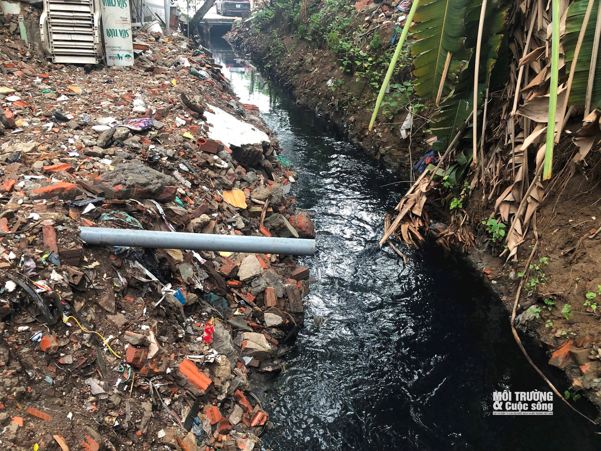 Hà Nội: Hàng loạt mương thoát nước đen kịt, bốc mùi hôi thối