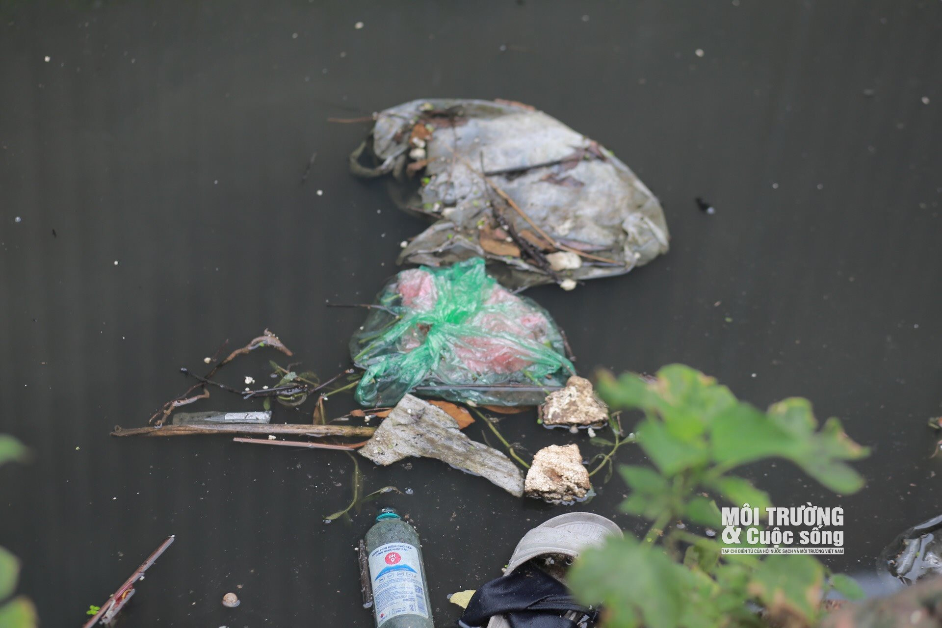 Hà Nội: Hàng loạt mương thoát nước đen kịt, bốc mùi hôi thối