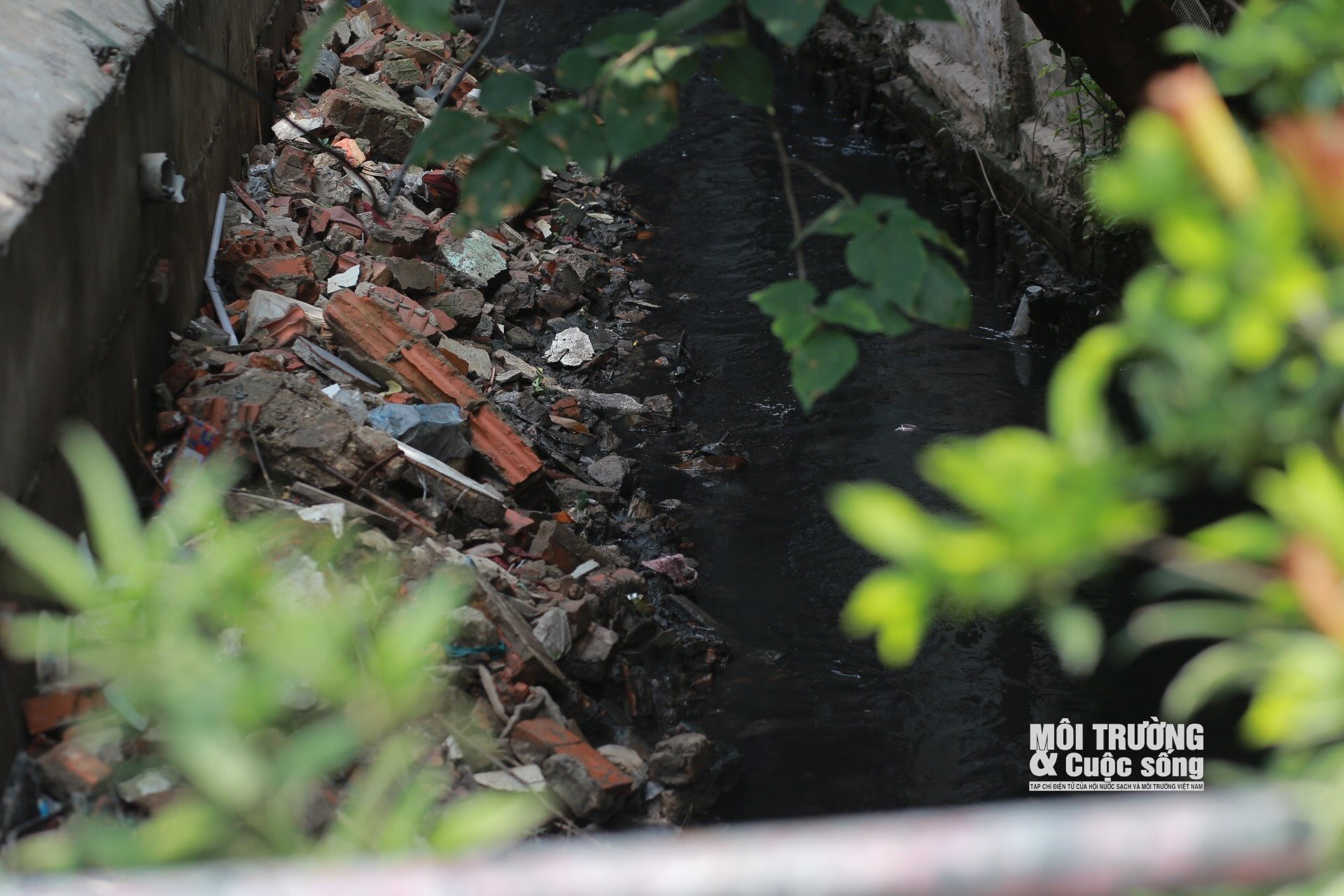 Hà Nội: Hàng loạt mương thoát nước đen kịt, bốc mùi hôi thối