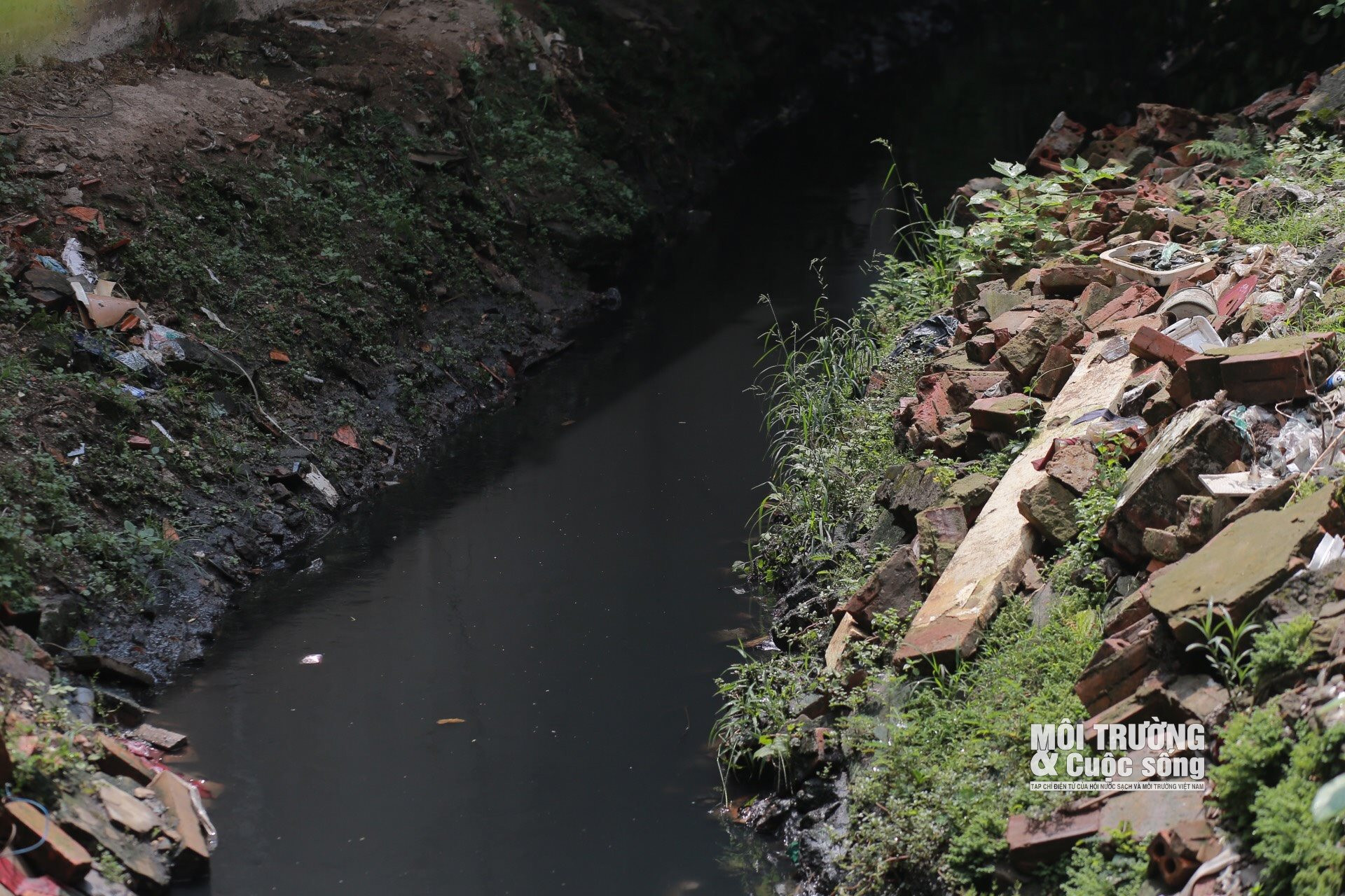 Hà Nội: Hàng loạt mương thoát nước đen kịt, bốc mùi hôi thối