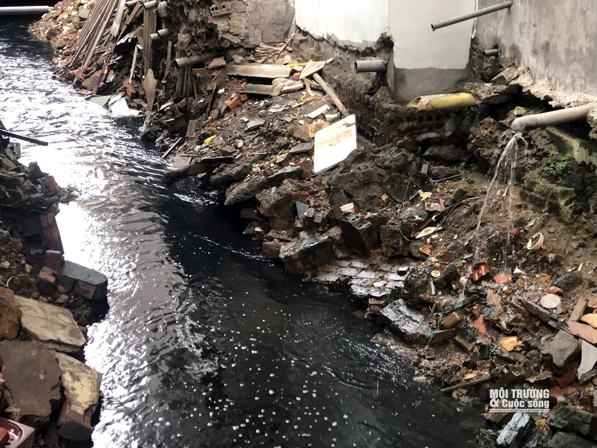 Hà Nội: Hàng loạt mương thoát nước đen kịt, bốc mùi hôi thối