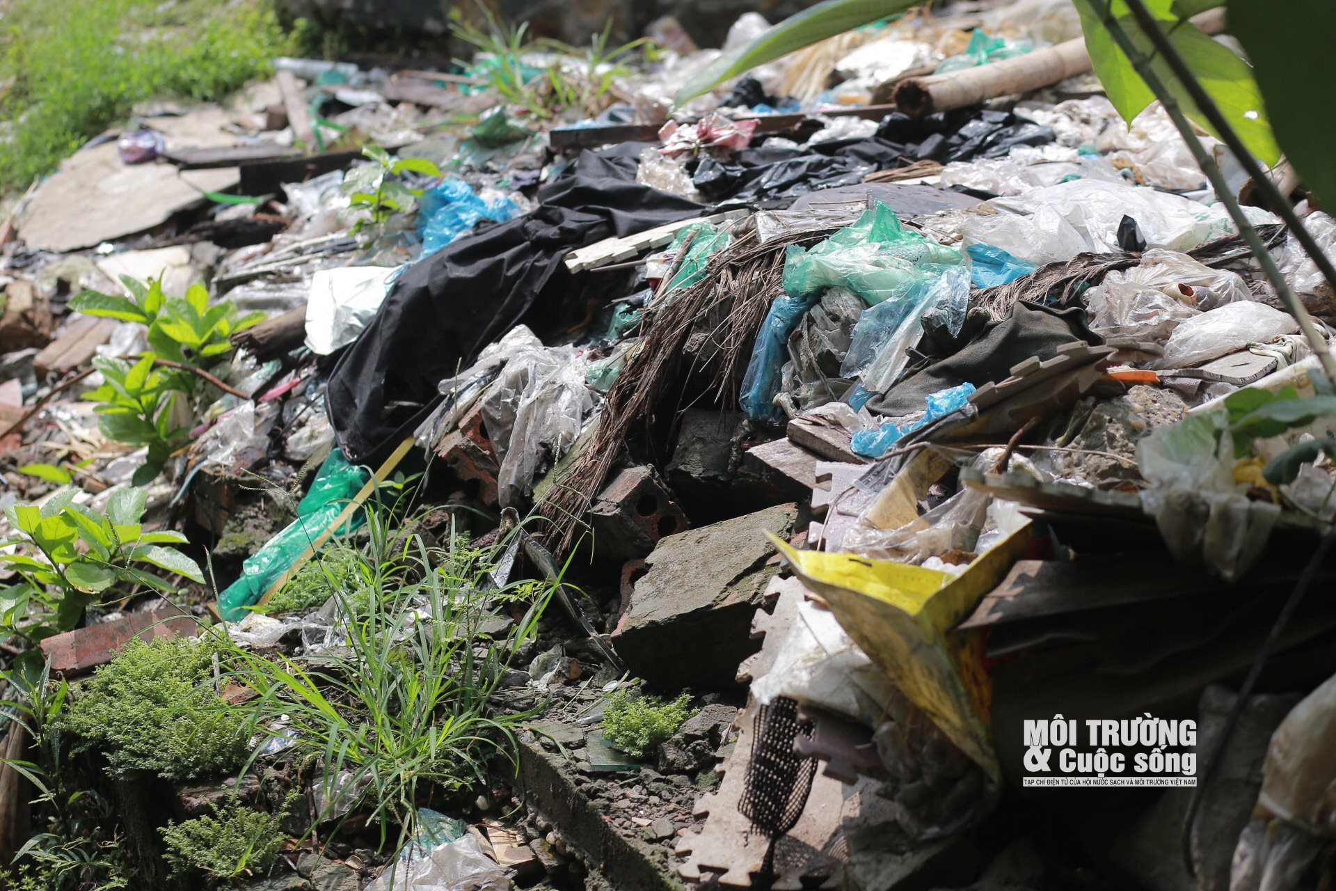 Hà Nội: Hàng loạt mương thoát nước đen kịt, bốc mùi hôi thối