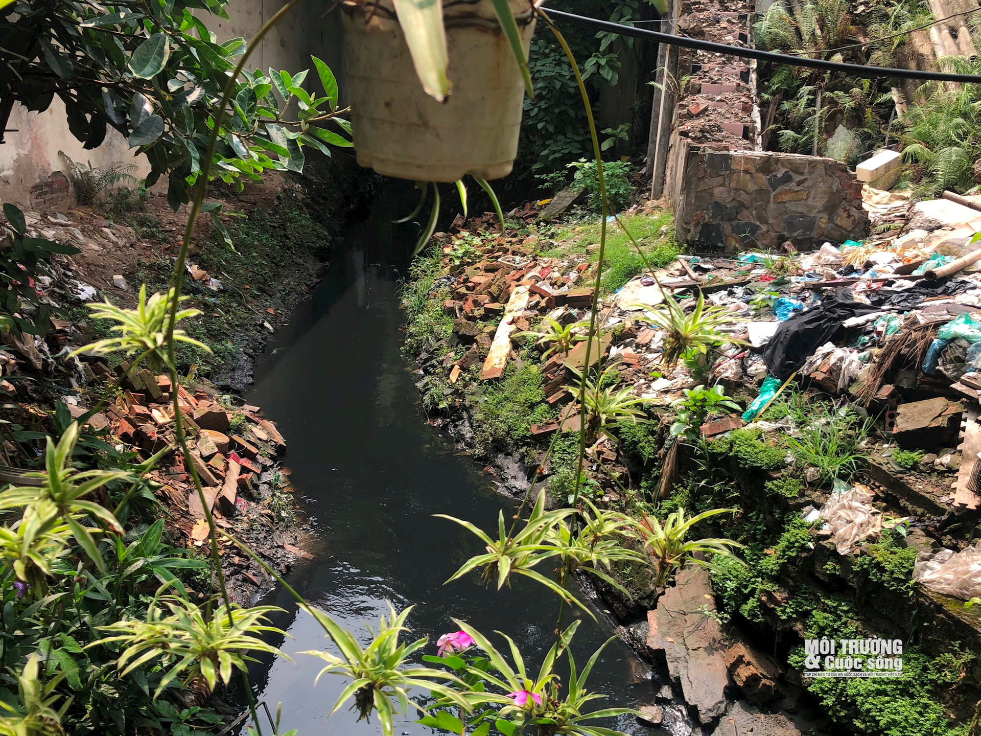 Hà Nội: Hàng loạt mương thoát nước đen kịt, bốc mùi hôi thối