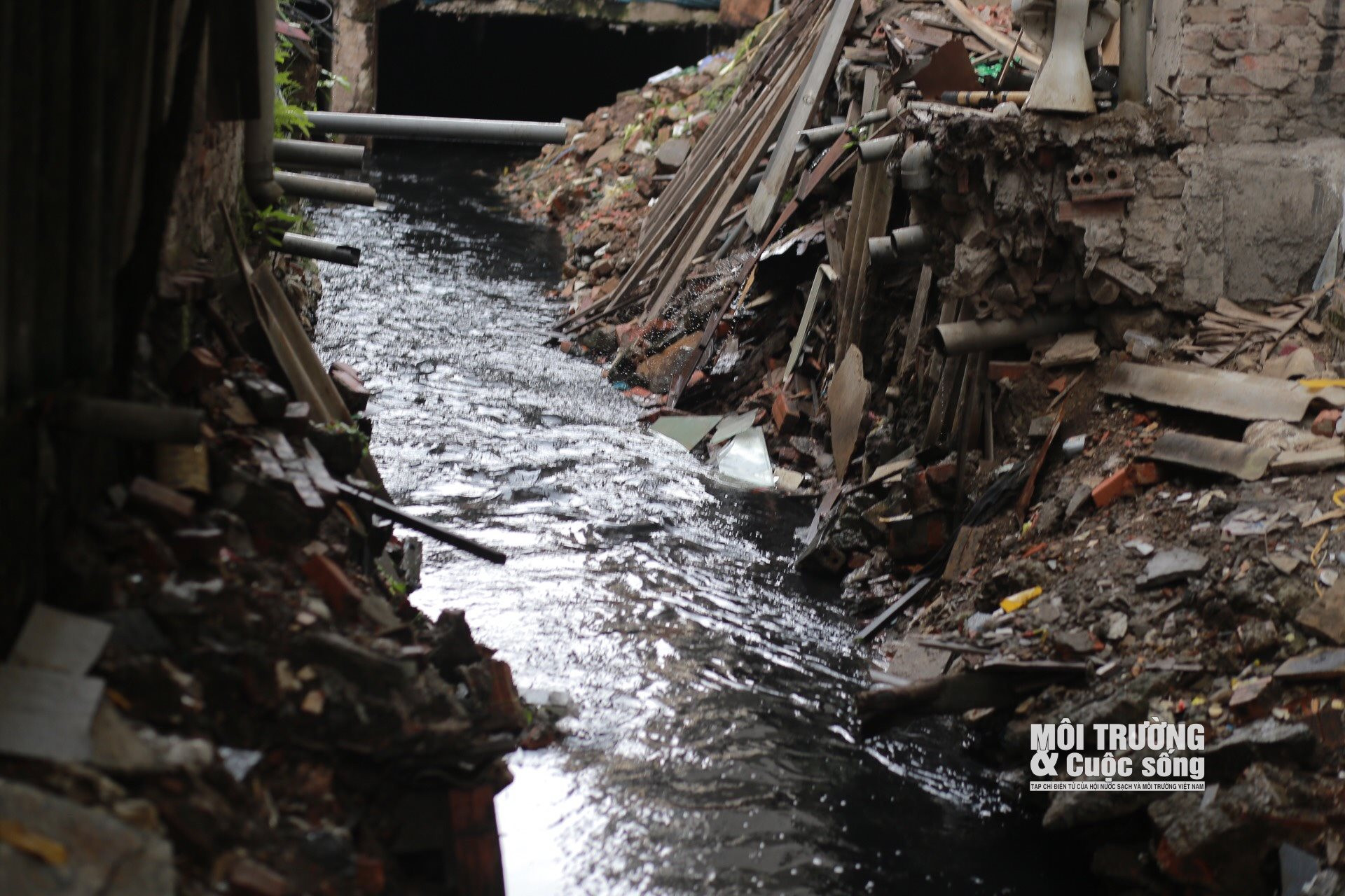 Hà Nội: Hàng loạt mương thoát nước đen kịt, bốc mùi hôi thối