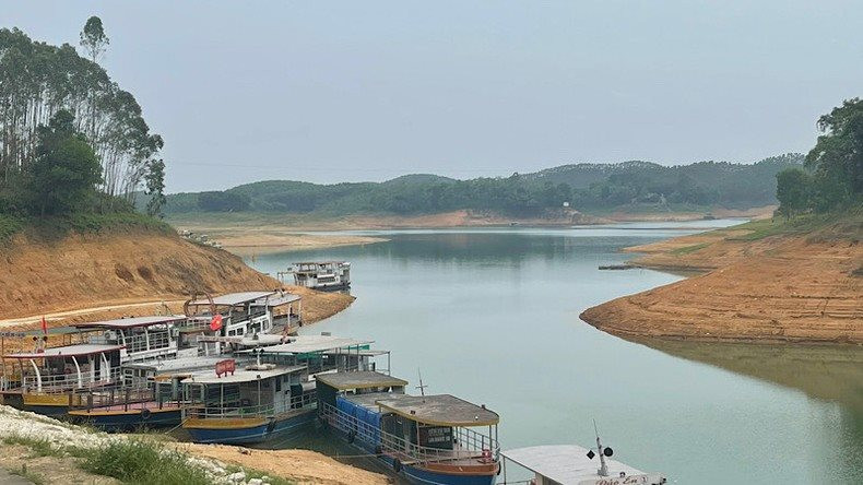 Yên Bái: Nắng nóng kéo dài, nước hồ Thác Bà cạn ở mức kỷ lục