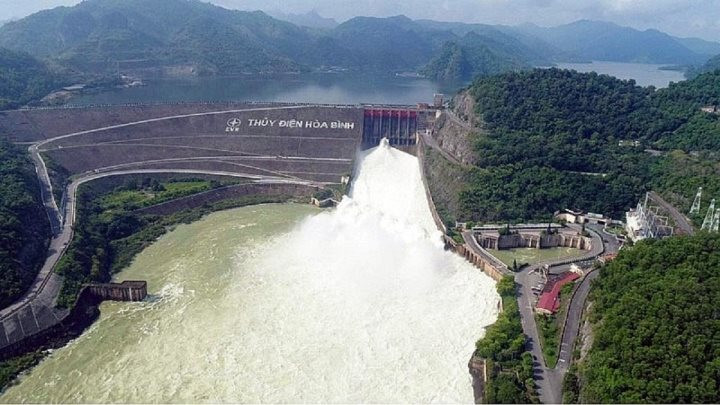 Nước về hồ chứa tăng nhanh, các nhà máy điện miền Bắc tăng công suất vận hành để giảm lũ