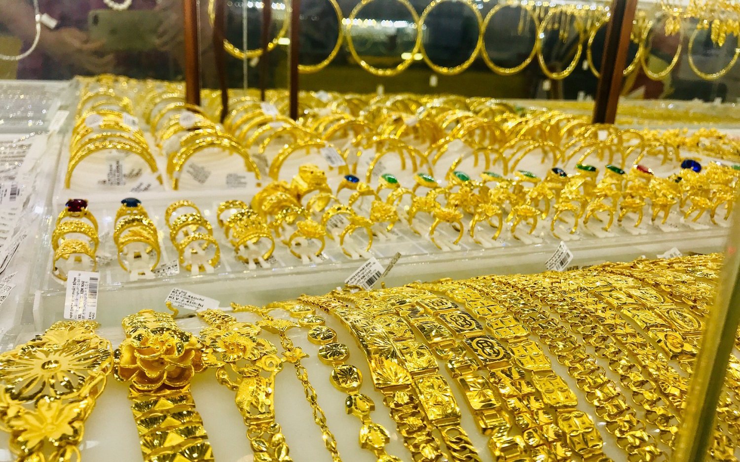 Giá vàng hôm nay 27/2: Giá vàng thế giới lao dốc