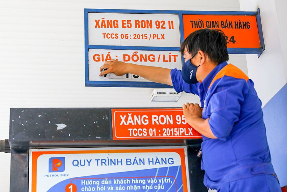 Giá xăng dầu hôm nay 219 Thế giới giảm trong nước tăng