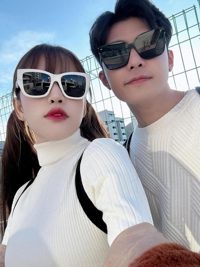 Gặp sự cố với một sao nữ Vbiz, Puka vội vàng xin lỗi vào nửa đêm Có thể là hình ảnh về 2 người và kính mắt