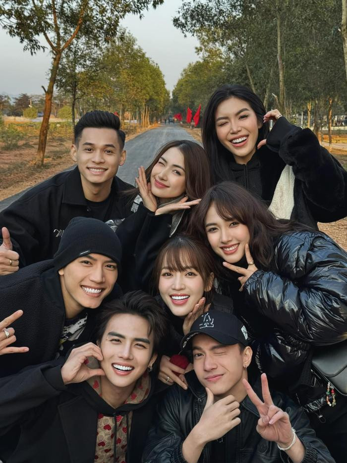 Gặp sự cố với một sao nữ Vbiz, Puka vội vàng xin lỗi vào nửa đêm Có thể là hình ảnh về 6 người, tóc mái và văn bản