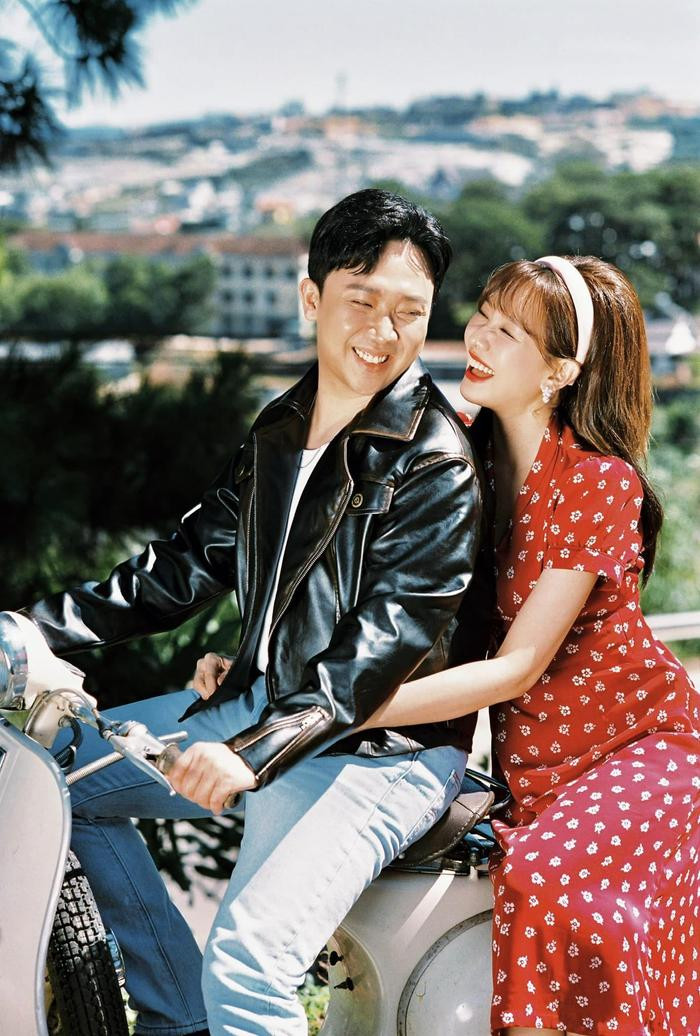 C&oacute; thể l&agrave; h&igrave;nh ảnh về 2 người v&agrave; xe scooter