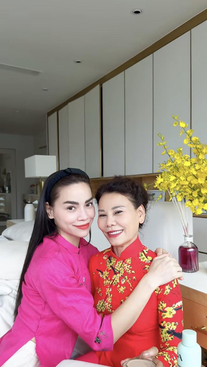 Hồ Ngọc Hà trổ tài trang điểm cho mẹ ruột, nhan sắc trẻ đẹp của đấng sinh thành gây chú ý Hồ Ngọc Hà trổ tài trang điểm cho mẹ ruột, nhan sắc trẻ đẹp của đấng sinh thành gây chú ý Ảnh 4