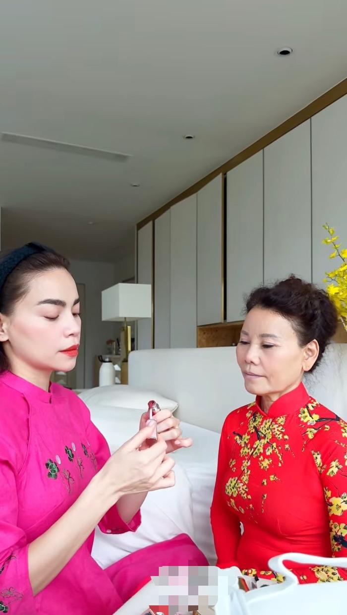 Hồ Ngọc Hà trổ tài trang điểm cho mẹ ruột, nhan sắc trẻ đẹp của đấng sinh thành gây chú ý Hồ Ngọc Hà trổ tài trang điểm cho mẹ ruột, nhan sắc trẻ đẹp của đấng sinh thành gây chú ý Ảnh 3