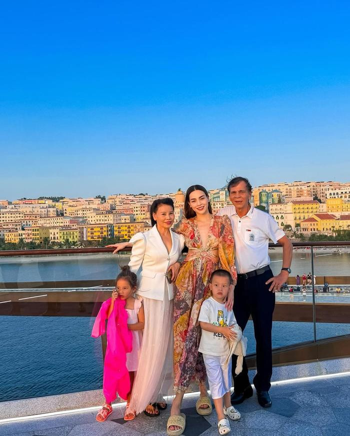 Hồ Ngọc Hà trổ tài trang điểm cho mẹ ruột, nhan sắc trẻ đẹp của đấng sinh thành gây chú ý Hồ Ngọc Hà trổ tài trang điểm cho mẹ ruột, nhan sắc trẻ đẹp của đấng sinh thành gây chú ý Ảnh 6