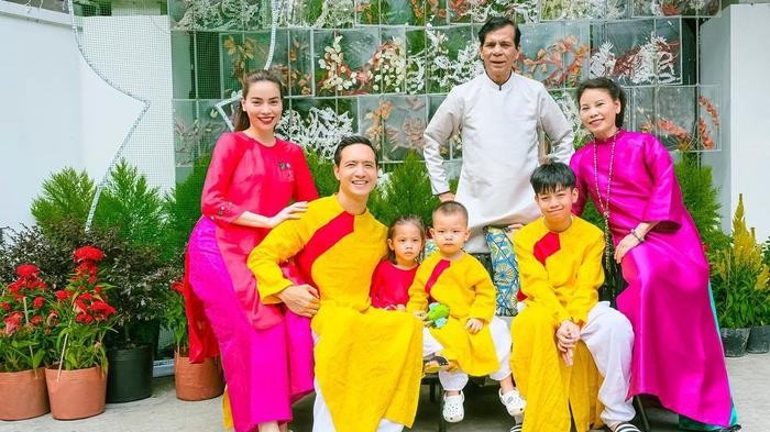 Hồ Ngọc Hà trổ tài trang điểm cho mẹ ruột, nhan sắc trẻ đẹp của đấng sinh thành gây chú ý