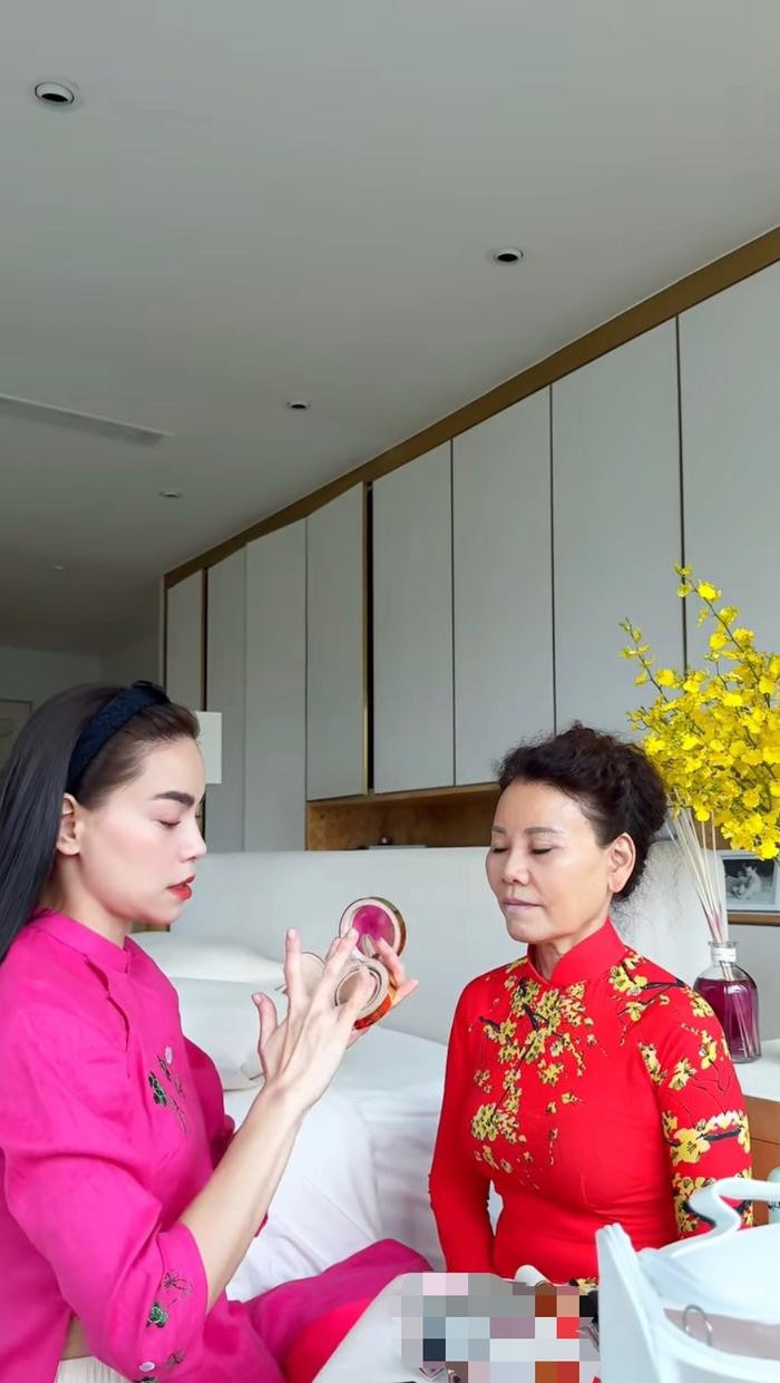 Hồ Ngọc Hà trổ tài trang điểm cho mẹ ruột, nhan sắc trẻ đẹp của đấng sinh thành gây chú ý Hồ Ngọc Hà trổ tài trang điểm cho mẹ ruột, nhan sắc trẻ đẹp của đấng sinh thành gây chú ý Ảnh 2