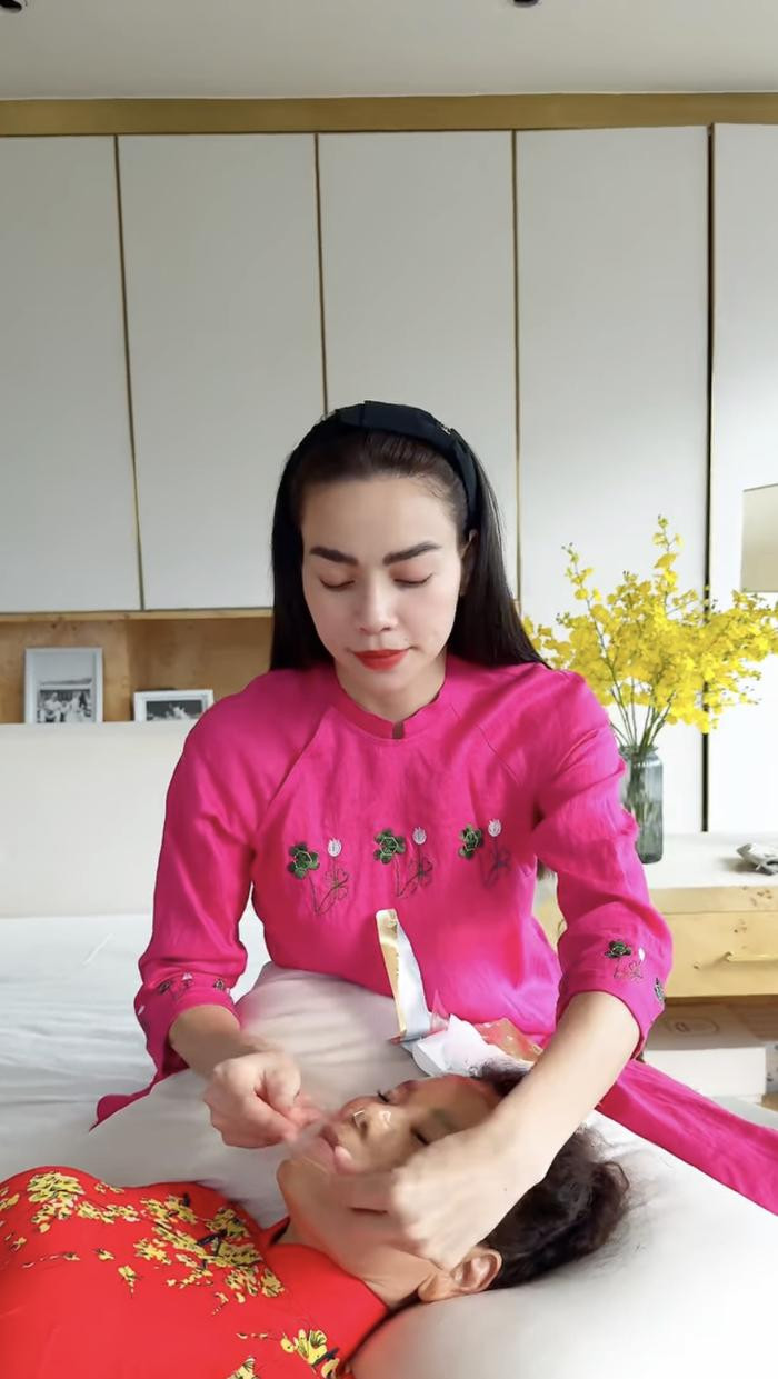 Hồ Ngọc Hà trổ tài trang điểm cho mẹ ruột, nhan sắc trẻ đẹp của đấng sinh thành gây chú ý Hồ Ngọc Hà trổ tài trang điểm cho mẹ ruột, nhan sắc trẻ đẹp của đấng sinh thành gây chú ý Ảnh 1