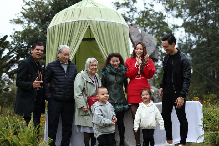 Hồ Ngọc Hà trổ tài trang điểm cho mẹ ruột, nhan sắc trẻ đẹp của đấng sinh thành gây chú ý Có thể là hình ảnh về 7 người