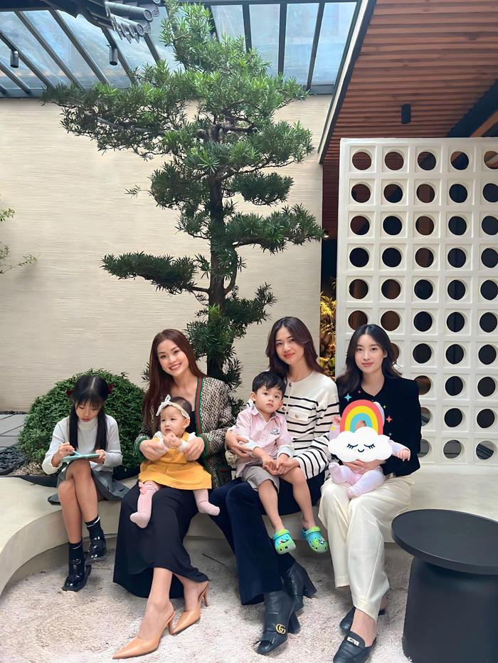 C&oacute; thể l&agrave; h&igrave;nh ảnh về 4 người, em b&eacute; v&agrave; hoa thanh c&uacute;c