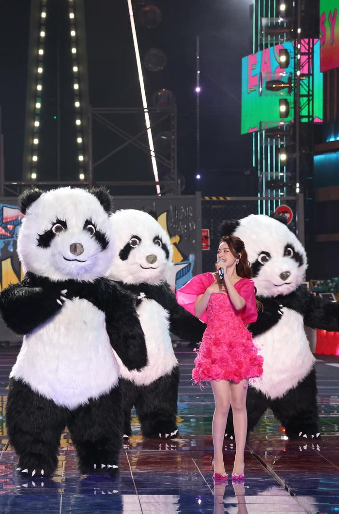 C&oacute; thể l&agrave; h&igrave;nh ảnh về 1 người v&agrave; gấu tr&uacute;c