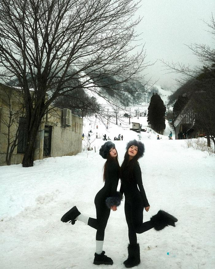 Chi Pu mặc đồ đ&ocirc;i với bạn th&acirc;n, mải miết đi du lịch trong thời tiết băng gi&aacute; Ảnh 4