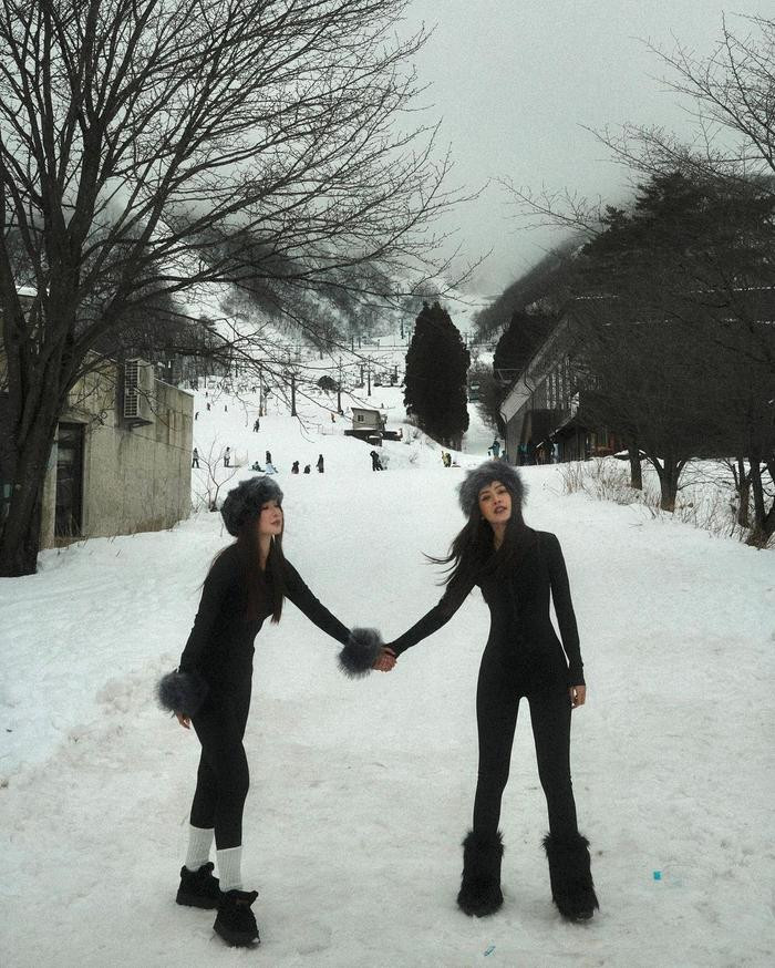 Chi Pu mặc đồ đ&ocirc;i với bạn th&acirc;n, mải miết đi du lịch trong thời tiết băng gi&aacute; Ảnh 2