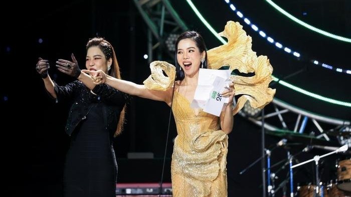 Lệ Quyên có động thái gây chú ý sau màn trao giải "nhanh như chớp" khiến MC cản không kịp