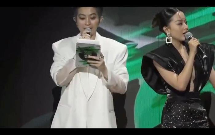 Lệ Quyên có động thái gây chú ý sau màn trao giải Có thể là hình ảnh về 2 người