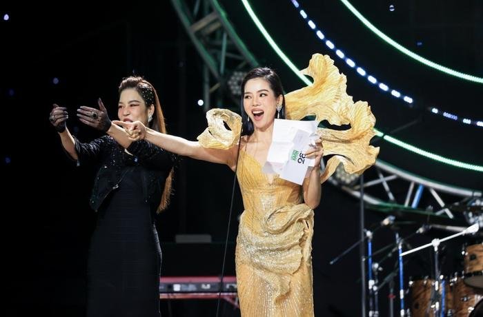 Lệ Quyên có động thái gây chú ý sau màn trao giải Có thể là hình ảnh về 2 người