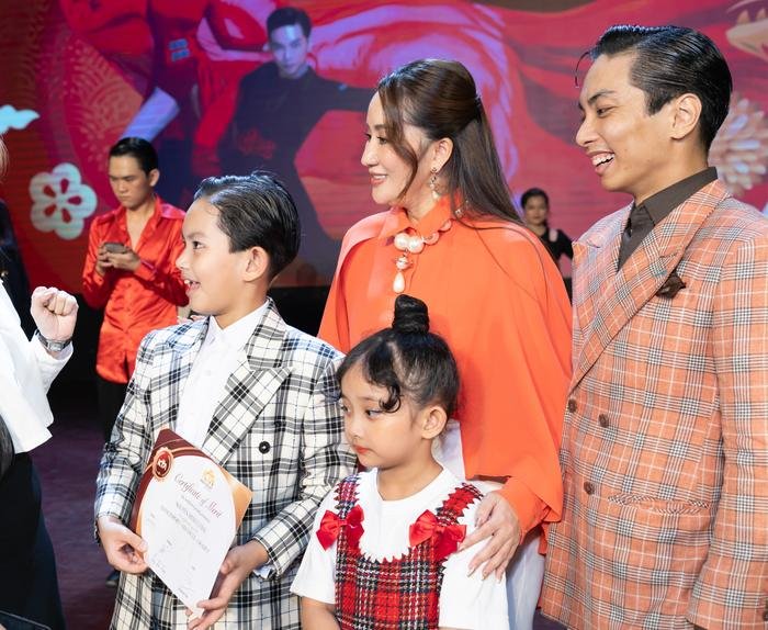 Khánh Thi rạng rỡ bên chồng con hậu phẫu thuật Khánh Thi rạng rỡ bên chồng con hậu phẫu thuật Ảnh 4